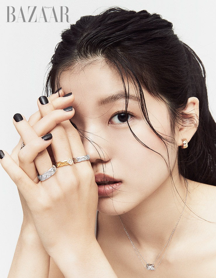 왼손 검지와 중지에 착용한 투 핑거 반지, 약지에 착용한 화이트 골드에 다이아몬드가 세팅된 반지, 오른손 약지에 레이어드한 2개의 반지, 퀼팅 모티프의 목걸이, 옐로 골드에 다이아몬드가 세팅된 귀고리는 모두 ‘코코 크러쉬’ 컬렉션 Chanel Fine Jewelry.
