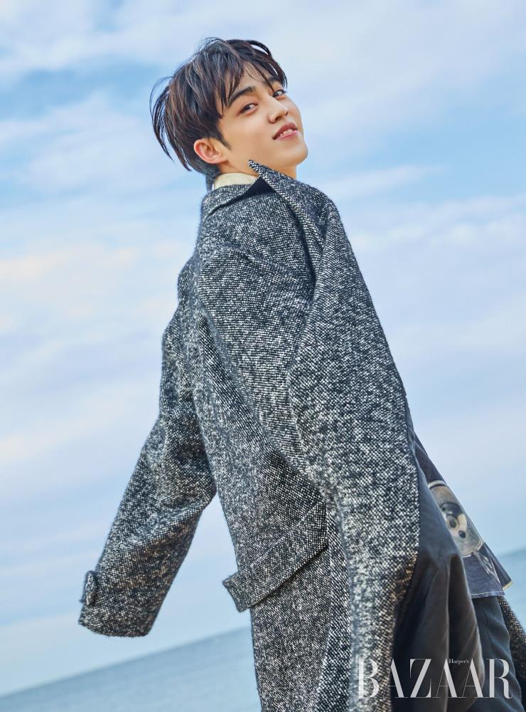 코트는 Juun.J. 셔츠는 Wooyoungmi. 팬츠는 Ami.