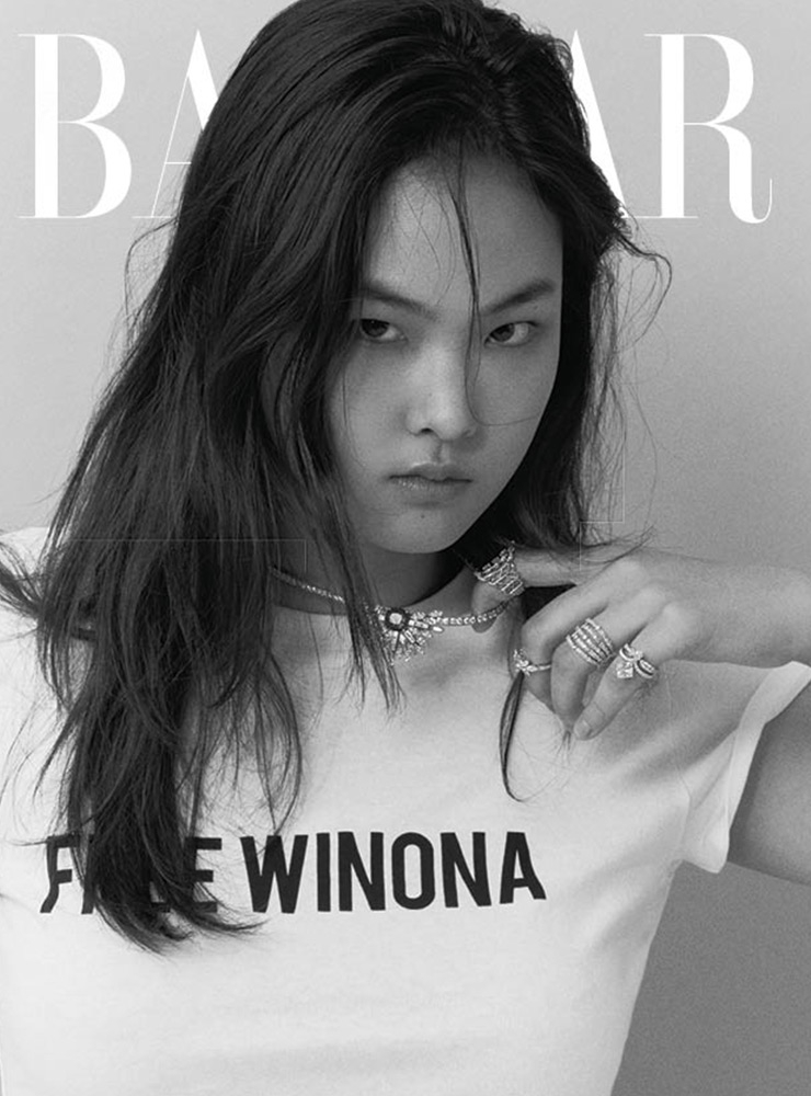 에메랄드가 돋보이는 ‘라임라이트 익스트림리’ 목걸이, 중지에 착용한 옐로 다이아몬드의 ‘트레저’ 반지는 모두 Piaget. 검지에 착용한 ‘버레스크’ 반지는 1천2백99만원 Damiani. 약지에 착용한 ‘리르’ 반지는 Lucie. 소지에 착용한 ‘조세핀 에끌라 플로럴 쿠션 컷 솔리테어’ 반지는 1억원대 Chaumet. 티셔츠는 42만원 Off-White™.