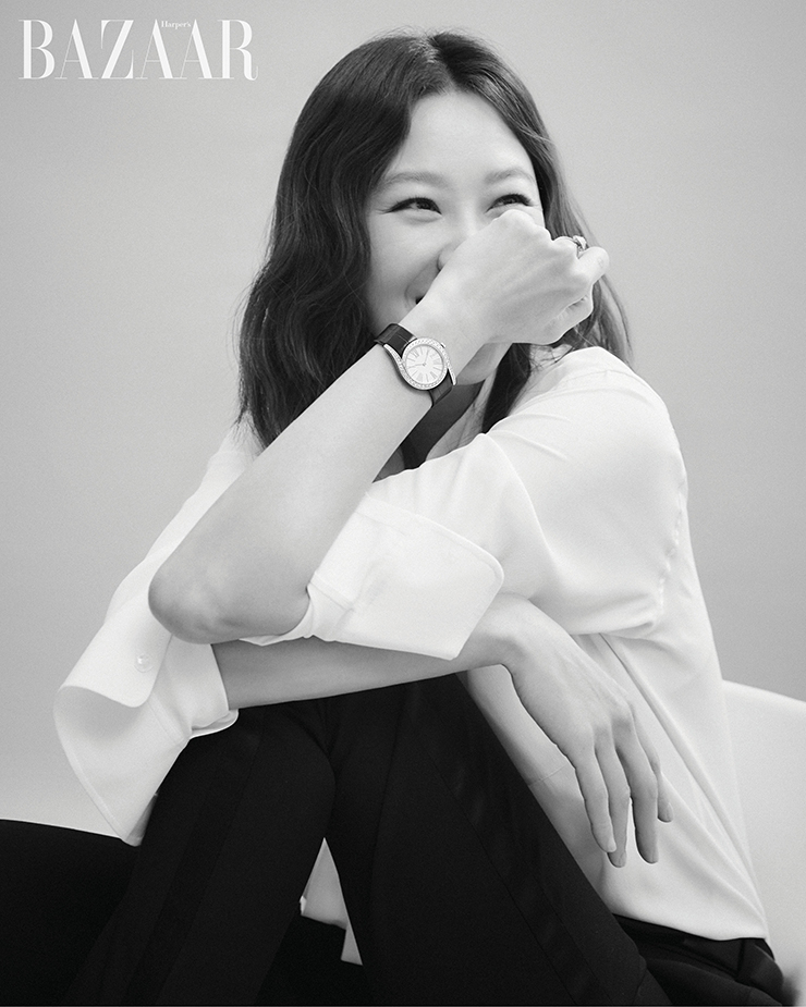 18K 화이트 골드 베젤에 다이아몬드를 섬세하게 세팅한 ‘라임라이트 갈라’ 워치, 왼손 중지에 착용한 ‘포제션 솔리테어’ 링은 Piaget. 블라우스는 Celine. 팬츠는 Saint Laurent by Anthony Vaccarello. 벨트는 Totême by BOONTHESHOP.