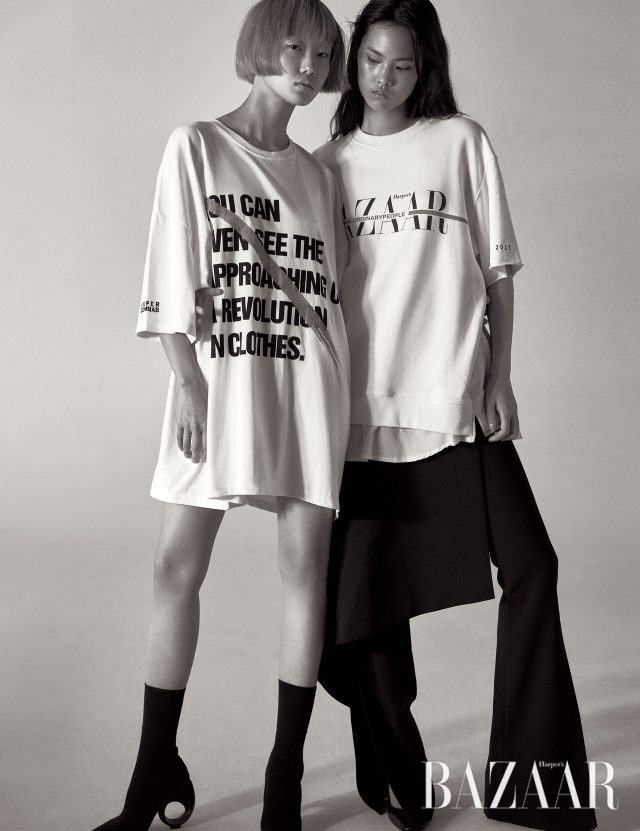 왼쪽부터) 박시한 실루엣과 볼드한 타이포그래피, 페인트를 뿌린 듯한 프린트 기법이 조합된 티셔츠는 Supercomma B, 구조적인 힐이 장착된 부츠는 1백35만원으로 Burberry 제품.헴라인에 셔츠 디테일을 가미한 티셔츠는 Ordinary People, 랩 스커트가 레이어드된 팬츠는 40만원대로 Solace London by Net-A-Porter, 웨지 힐 펌프스는 가격 미정으로 Cos 제품.