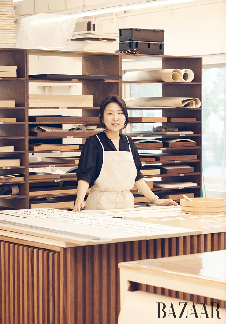 스튜디오 작업대 앞의 최나영 대표.
