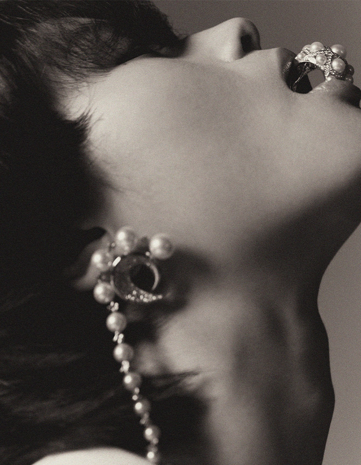 입에 문 13개의 핑크 크림 진주가 장식된 ‘바로크’ 반지는 Chanel Fine Jewelry. 아코야 진주가 세팅된 ‘코브’ 귀고리는 7천만원대 Tasaki.