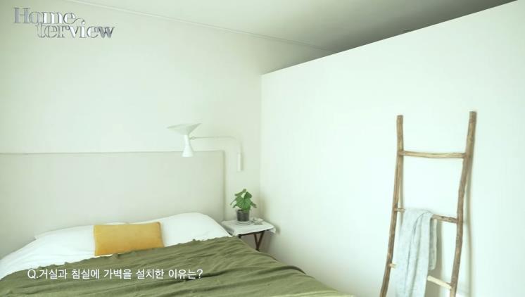 넓은 침실에 가벽을 세워, 드레스룸을 만들었다.
