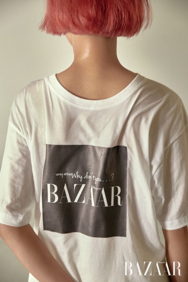 뒤집어 입은 것 같은 독특한 디자인의 티셔츠는 87MM 제품.