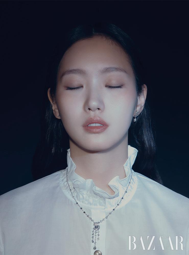 폭포수를 연상케 하는 다이아몬드 세팅이 돋보이는 ‘이터널 N°5’ 목걸이, 귀고리는 Chanel Fine Jewelry.