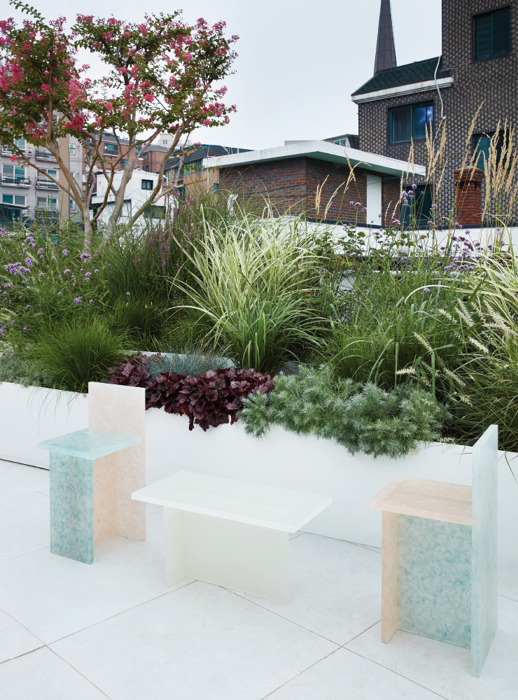 한국의 자생식물을 연구하며 가든 문화를 만들어가는 플로시스(Flosys)가 디자인한 옥상정원, 염색한 한지와 레진으로 몽환적인 가구를 만드는 손상우 작가의 ‘Kiri’ 체어와 테이블이 놓여 있다. 사진/ 신채영 