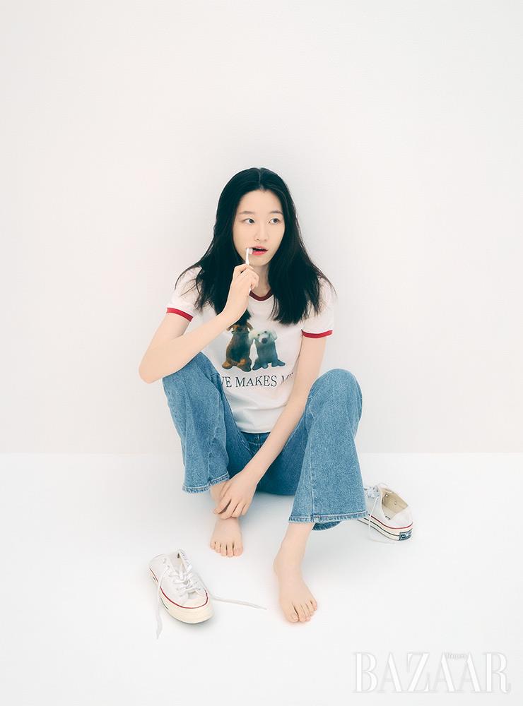 티셔츠는 Matin Kim. 데님 팬츠는 Time. 스니커즈는 Converse.
