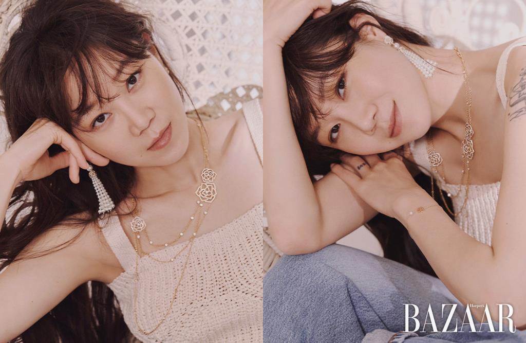 18K 핑크 골드에 다이아몬드와 아코야 진주, 담수 진주가 세팅된 ‘피아제 로즈 이어링’, 장미꽃 모양에 다이아몬드가 장식되고 브레이슬릿으로도 연출 가능한 ‘피아제 로즈 쏘뜨와 네크리스’, 18K 핑크 골드에 아코야 진주가 장식된 ‘피아제 로즈 당텔 브레이슬릿’은 모두 Piaget. 니트 크롭트 톱은 Recto. 데님 팬츠는 Re/Done & Levi’s by 10 Corso Como.