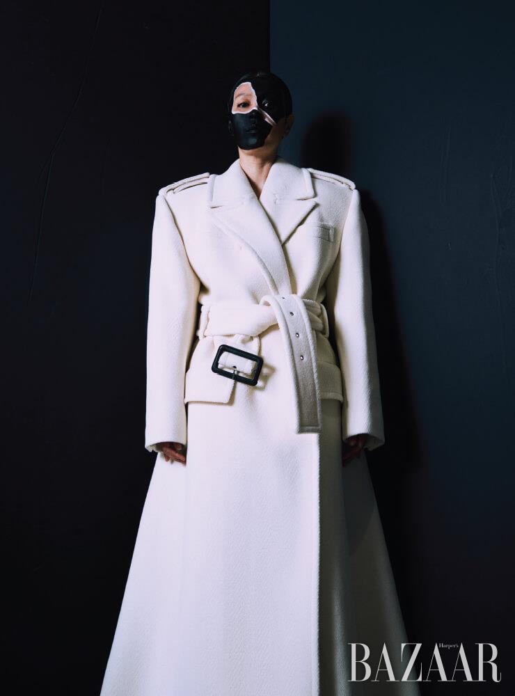  코트는 Saint Laurent by Anthony Vaccarello.