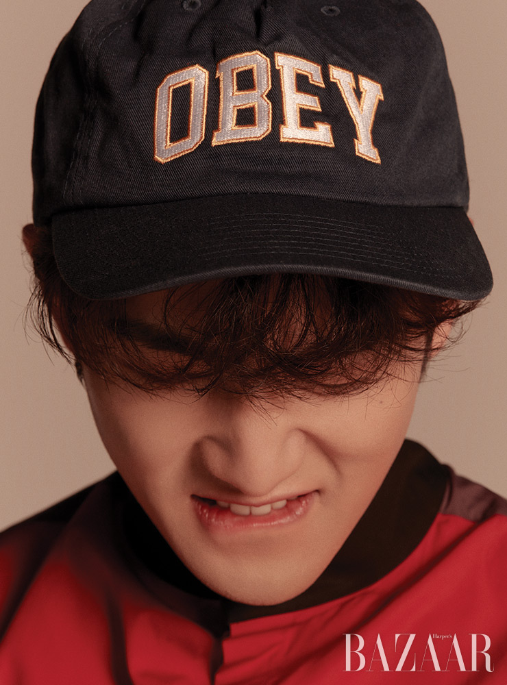 셔츠는 Prada. 캡은 Obey.