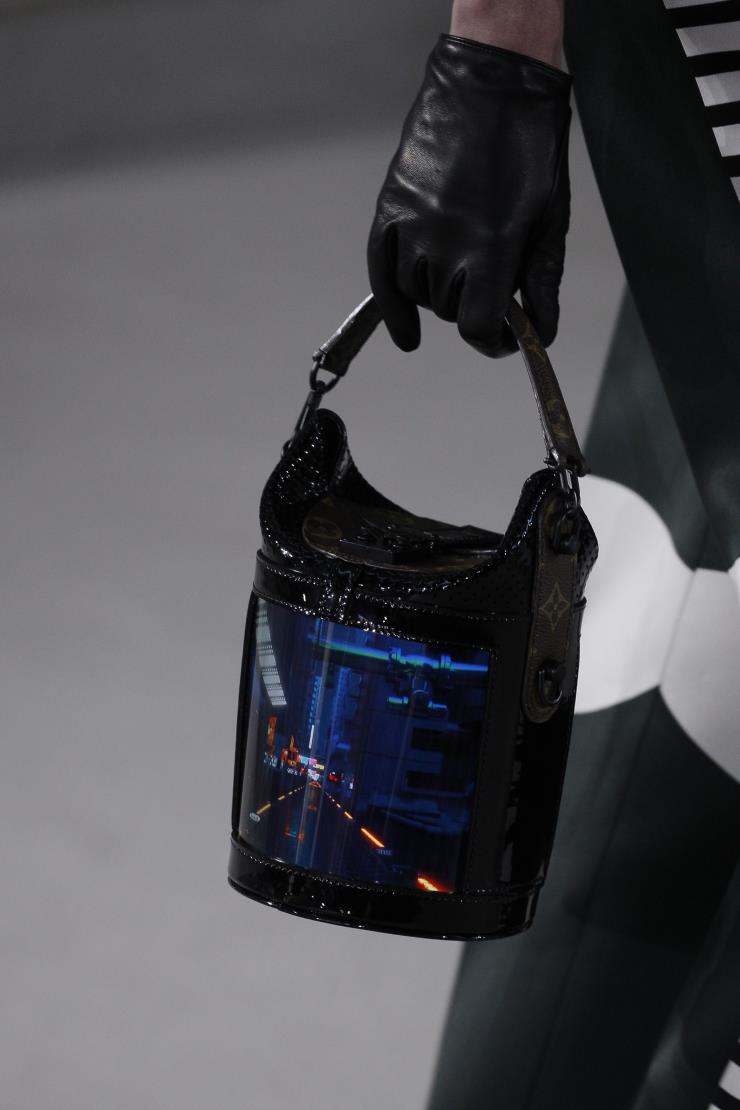 스마트 스크린이 장착된 미래지향적 가방 라인 'The Canvas of the Future' 컬렉션