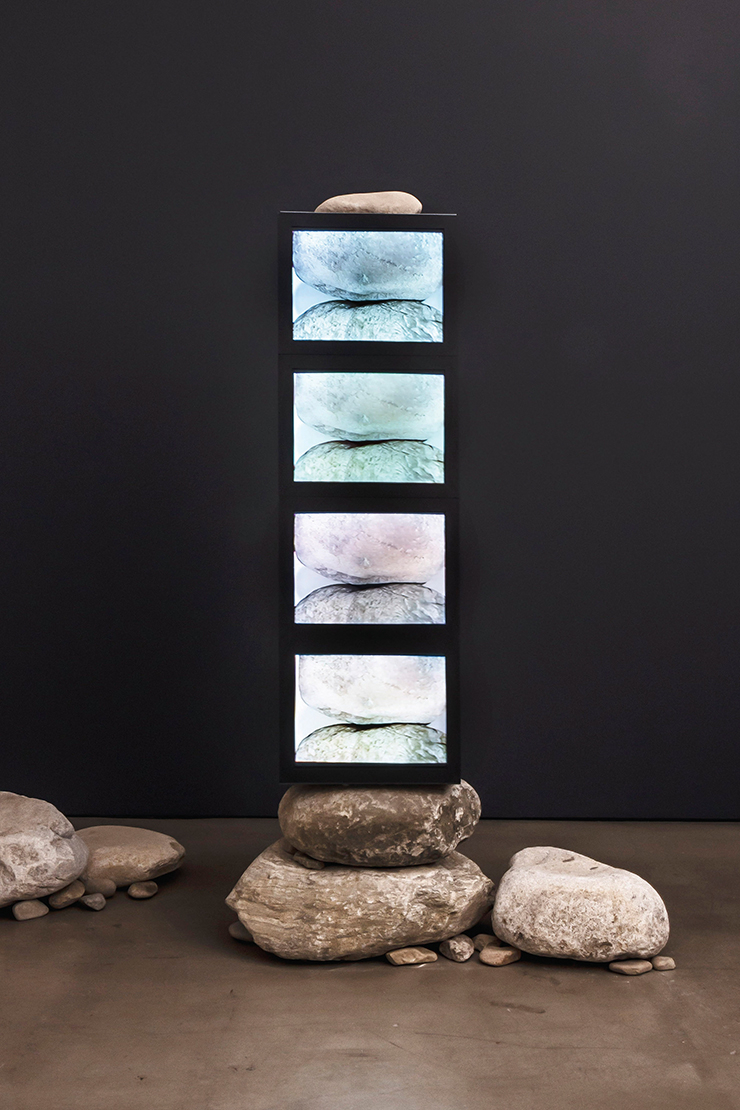 박현기, <무제>, 1988-2021, 돌, 단채널 비디오, 컬러, 무음; 모니터, 돌, 가변크기. 갤러리현대 제공, Courtesy of the artist & Gallery Hyundai.