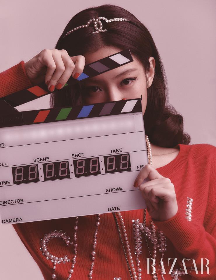 니트 톱, 롱 네크리스는 Chanel.