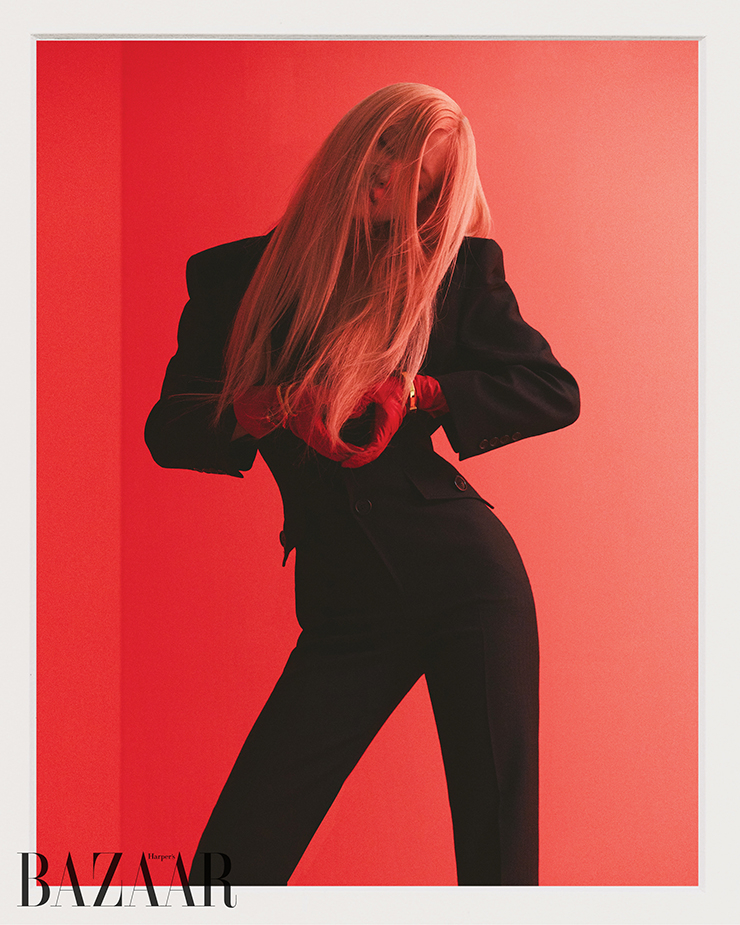 점프수트, 귀고리, 장갑, 양손에 착용한 뱅글은 모두 Saint Laurent by Anthony Vaccarello.