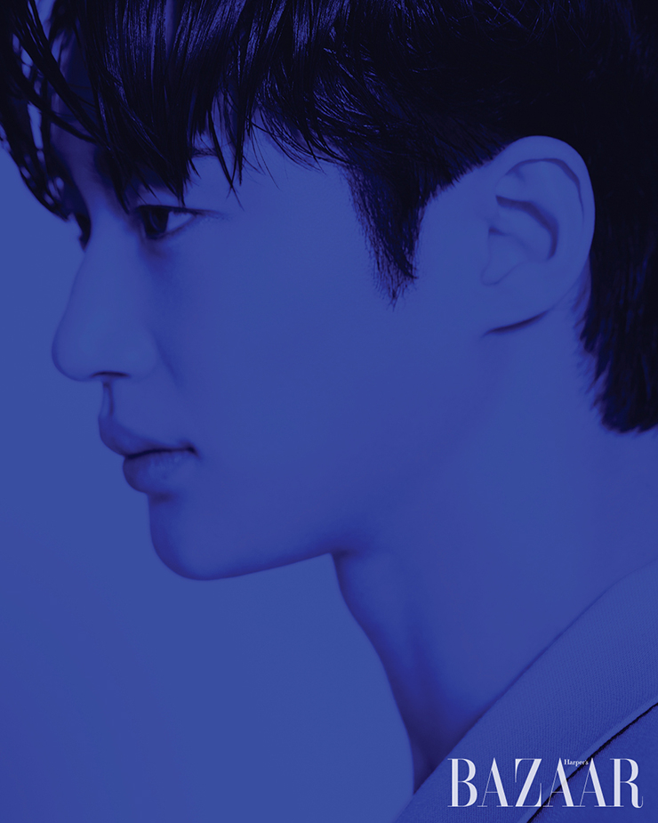 재킷은 Sandro Homme.