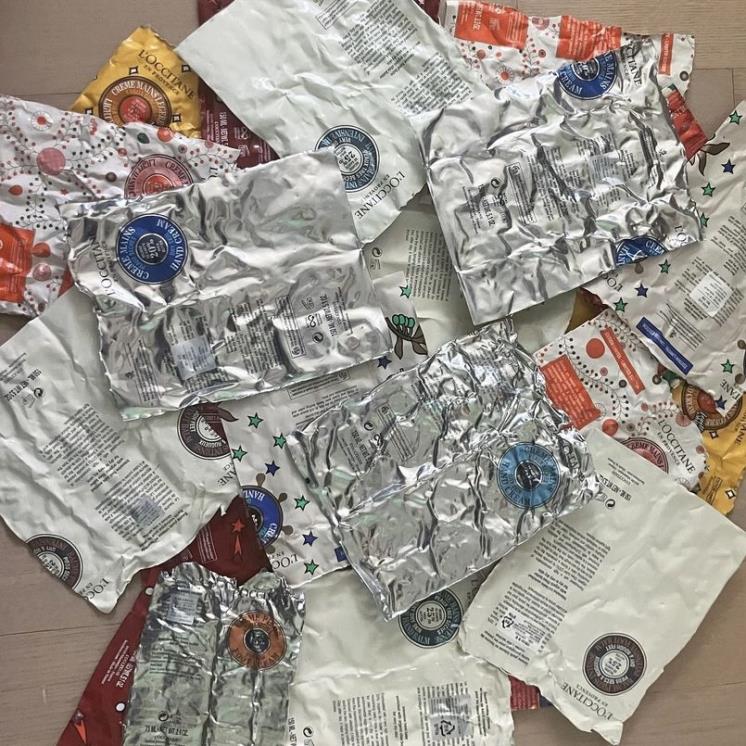 록시땅 알루미늄 핸드크림을 분해하고 망치로 납작하게 펴는 해머링 과정.