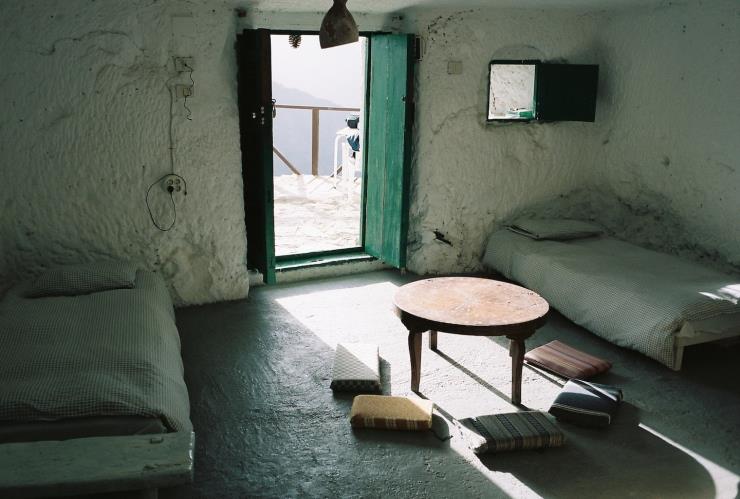 소박한 동굴집 내부(c)Acusa Seca Cave House