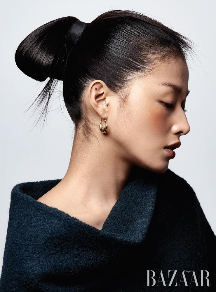 드레스, 머플러는 Lenuée. 귀고리는 스타일리스트 소장품.
