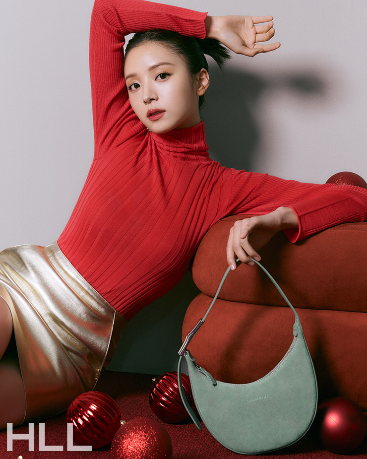 롱샴의 아이코닉한 로조백의 BARNEYS NEW YORK BEAUTY 귀환. 메티스 가죽과 스웨이드를 사용해 하프 문 형태의 유려한 곡선은 살리고 뱀부 클래스프 장식을 더해 현대적 디자인으로 완성했다. 그린 그레이 컬러의 로조 에센셜 호보백 63만원 LONGCHAMP. 터틀넥 톱, 골드 스커트 모두 LONGCHAMP.