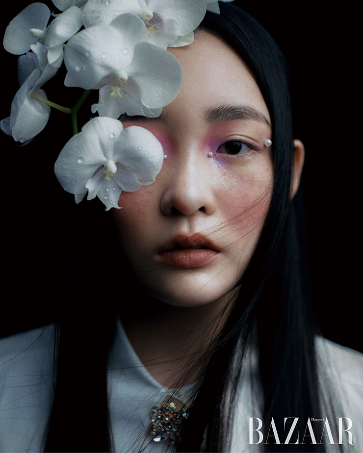 브로치로 연출한 ‘부케 스트라스’ 헤어핀은 87만원 Roger Vivier. 드레스는 Kimhekim.