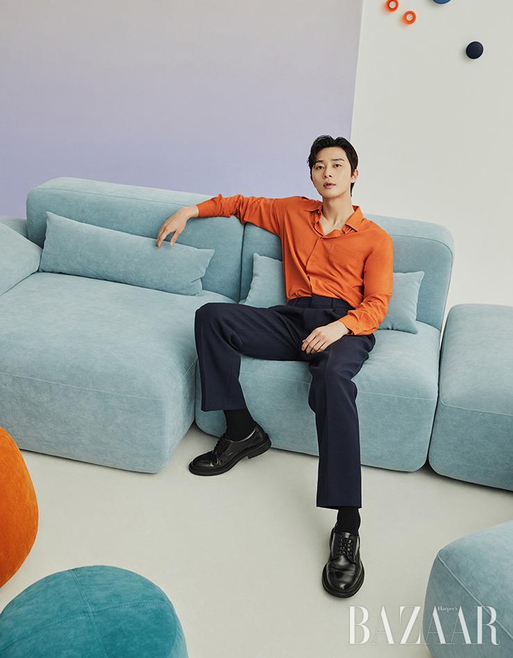 슈트는 Sandro Homme, 니트는 Verono, 스니커즈는 Vans.