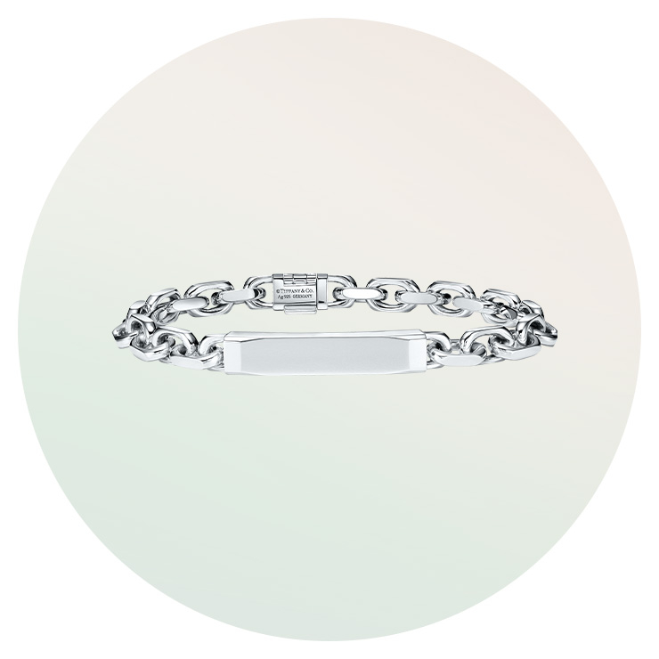 실버 소재의 ‘티파니 1837 마커그’ 컬렉션 ID 체인 브레이슬릿은 Tiffany & Co. 