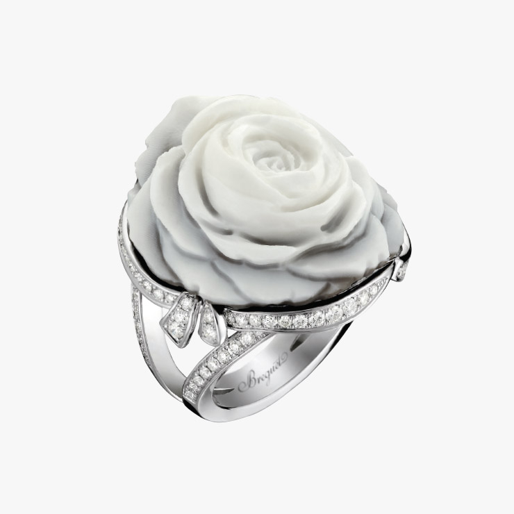 화이트 로즈를 형상화한 ‘라 로즈 드 라 레인’ 반지는 Breguet.