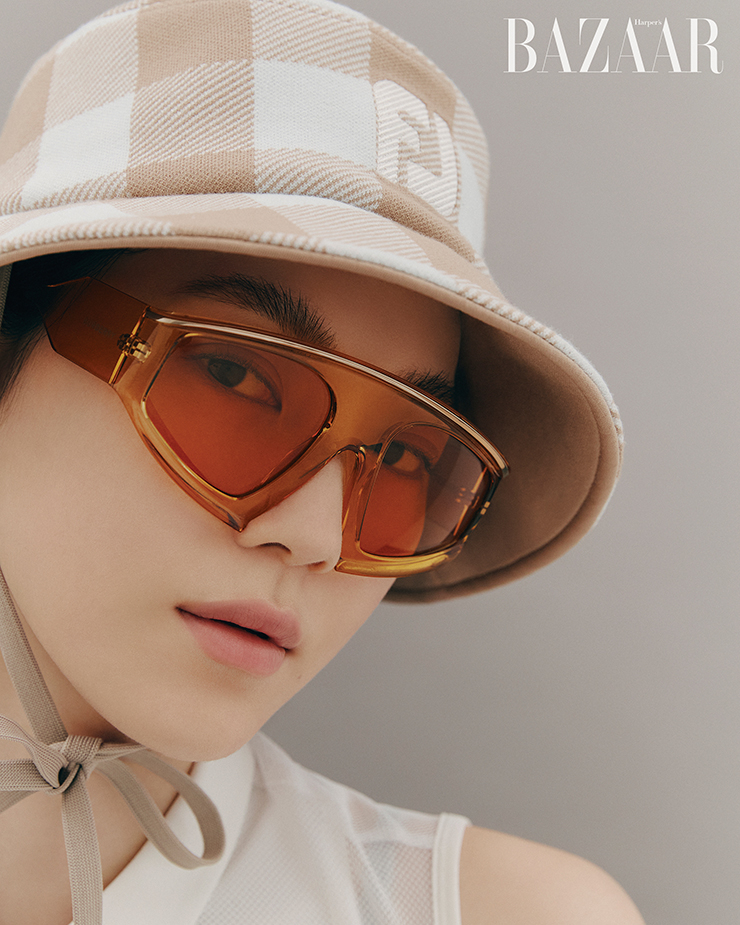 체크 패턴의 버킷햇은 Foot Joy. 오버 프레임 선글라스는 Buberry by Luxottica.