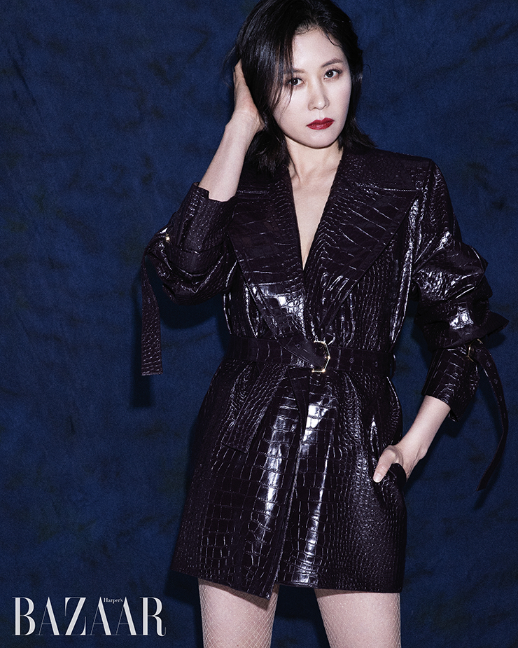 트렌치코트는 Alaïa. 타이츠는 스타일리스트 소장품.