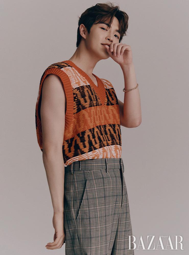 니트 베스트, 체크 팬츠는 모두 Neil Barrett. 반지, 팔찌는 모두 John Hardy.