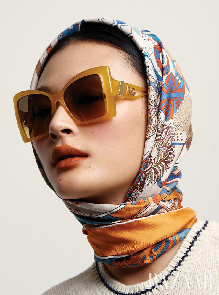 양면으로 사용 가능한 ‘더블 페이스’ 스카프는 Hermes. 버터플라이 선글라스는 29만원대 Dolce & Gabbana by Luxottica. 니트 톱은 Dior.