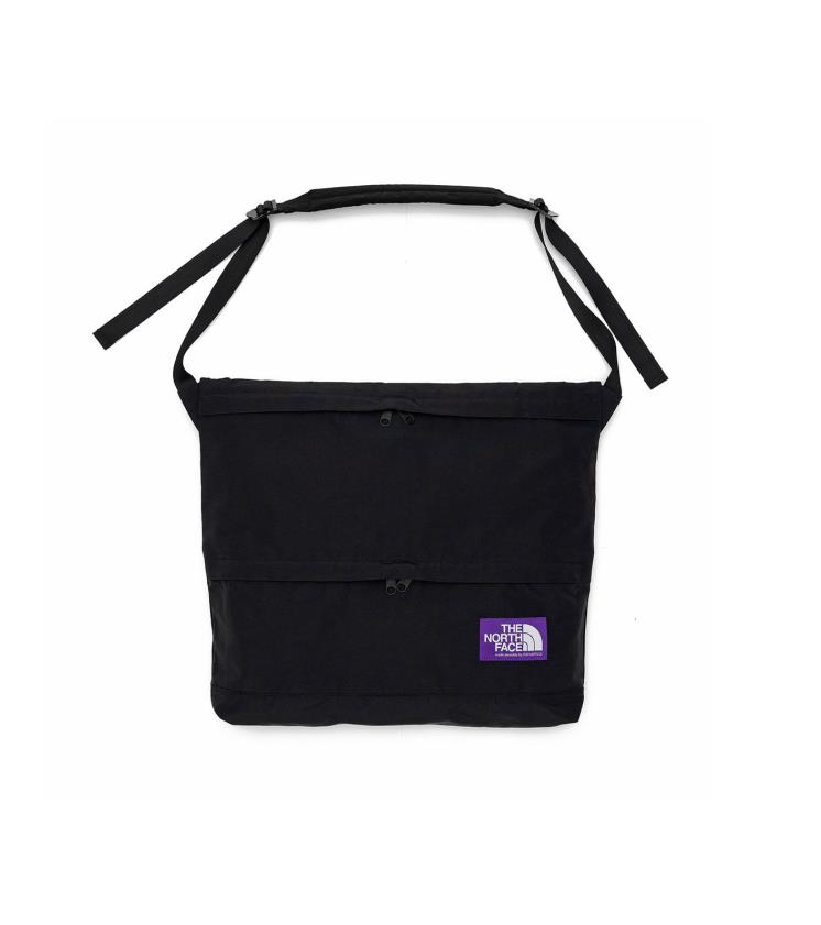 크로스 백으로도 연출가능한 ‘필드’ 숄더백은 15만원대 The North Face Purple Label by Nanamica.