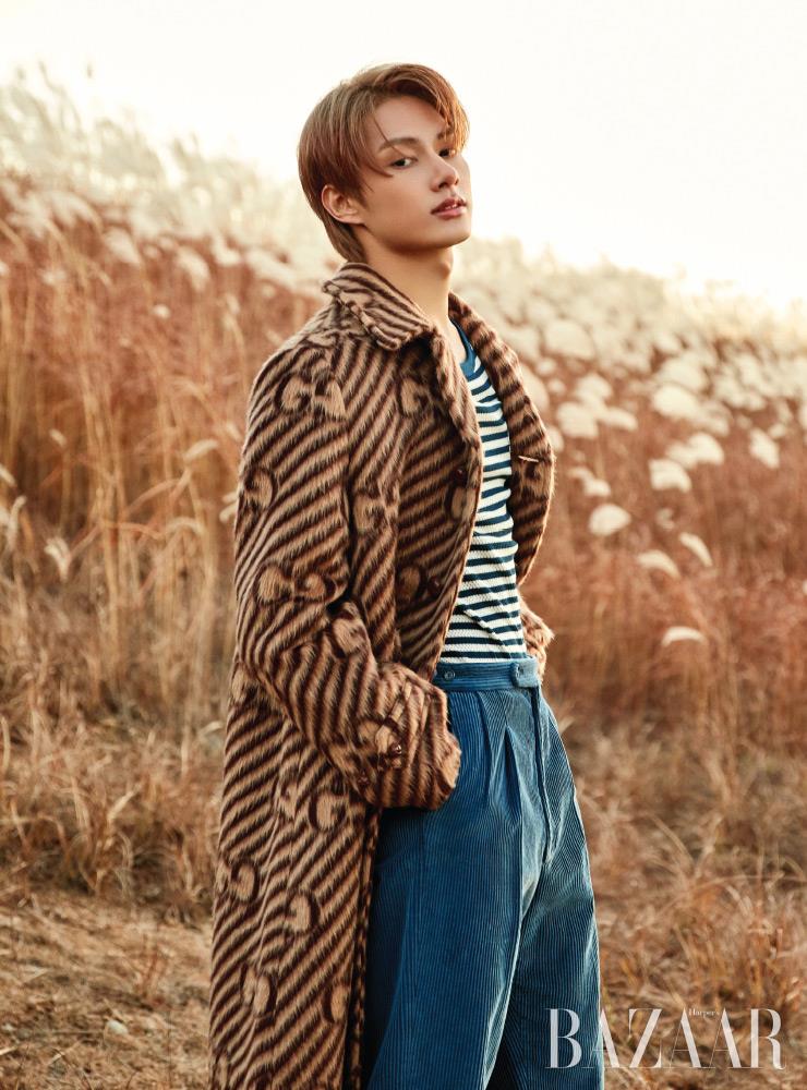 코트, 티셔츠, 팬츠는 모두 Gucci.