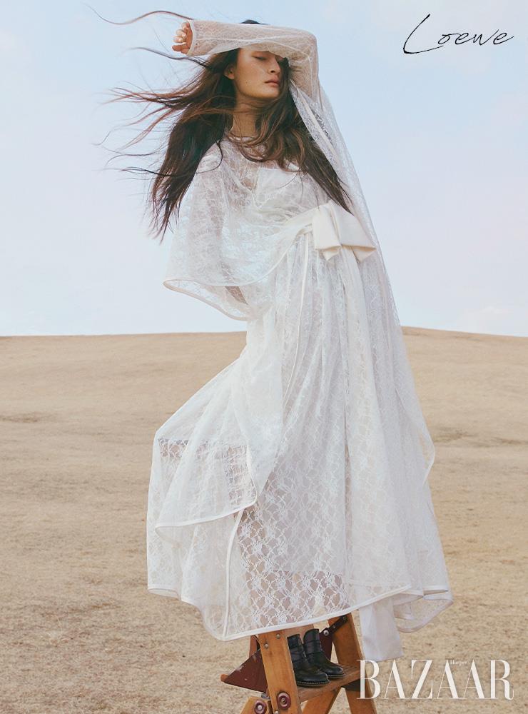 리본을 장식한 레이스 드레스, 뮬은 모두 Loewe. 에디터/ 윤혜영 사진/ 오아랑 모델/ 박서희 헤어/ 조미연 메이크업/ 이나겸 어시스턴트/ 임지아