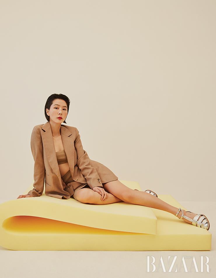 재킷은 2백58만원, 스커트는 98만원, 니트 브라 톱은 18만원, 이너로 입은 언더웨어 쇼츠, 스트랩 힐은 가격 미정 MaxMara.