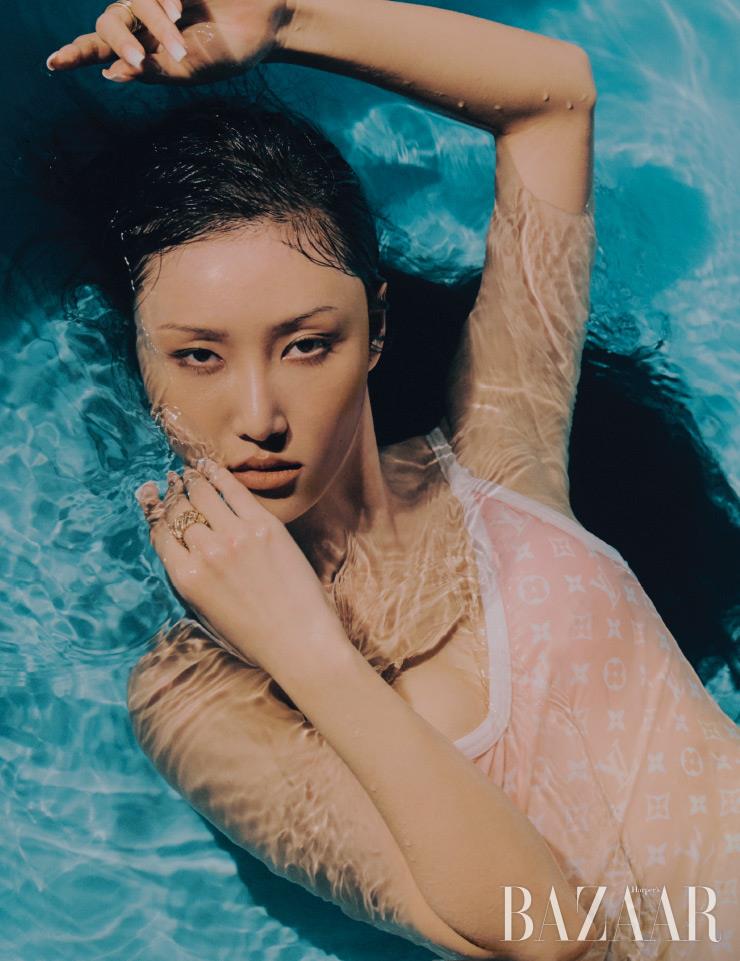 그러데이션 원피스 수영복, 반지는 Louis Vuitton.