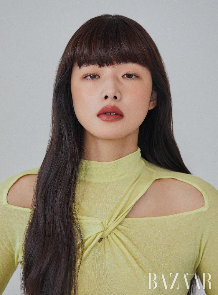 아라가 입은 드레스는 Rejina Pyo.