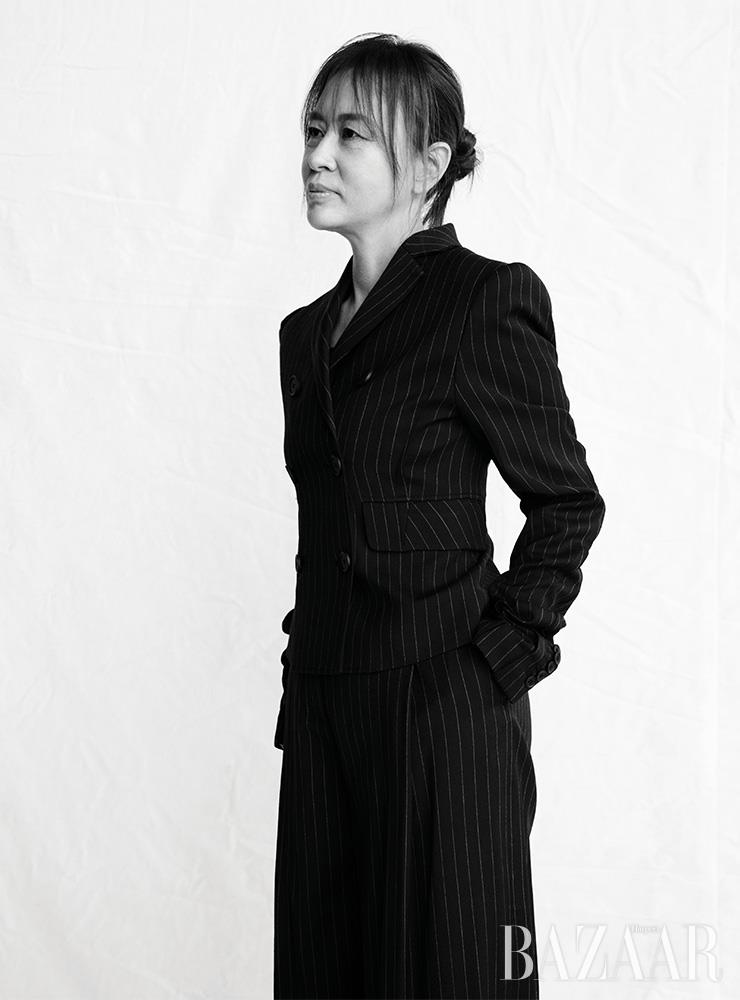 재킷, 팬츠는 H&M Studio.