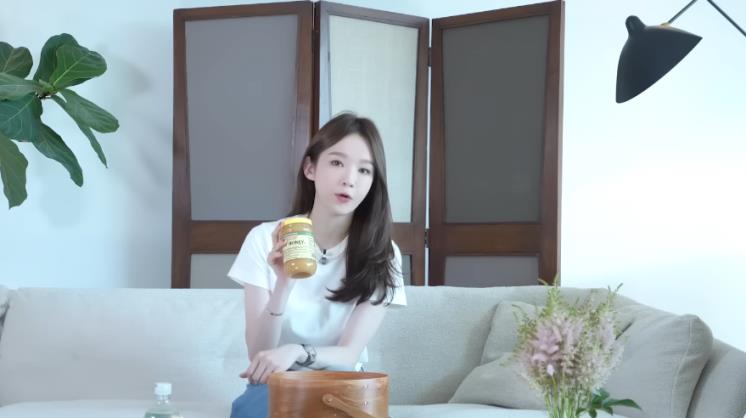 걍민경 유튜브 캡처