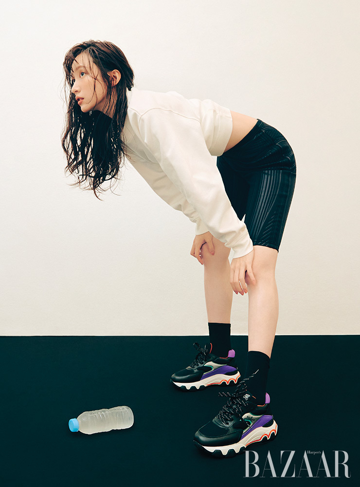 ‘하이퍼액티브’ 스니커즈는 Hogan. 스웨트셔츠, 사이클링 쇼츠, 양말은 모두 에디터 소장품.