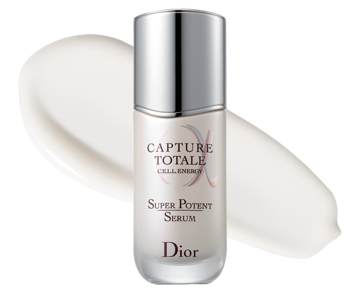 Dior 캡춰 토탈 쎌(C.E.L.L.) 에너지 슈퍼 포텐트 세럼 피부에 건강한 빛과 영양을 채워주는 토탈 안티에이징 세럼. 나이가 들면 잃는 피부 에너지를 네 가지 꽃이 시너지를 내며 끌어올린다. 91% 자연 유래 성분*을 담아 순하고, 재활용이 가능한 유리를 사용했다. 30ml 11만5천원대, 50ml 15만9천원대. *자연유래성분의 비율은 ISO 16128 기준.
