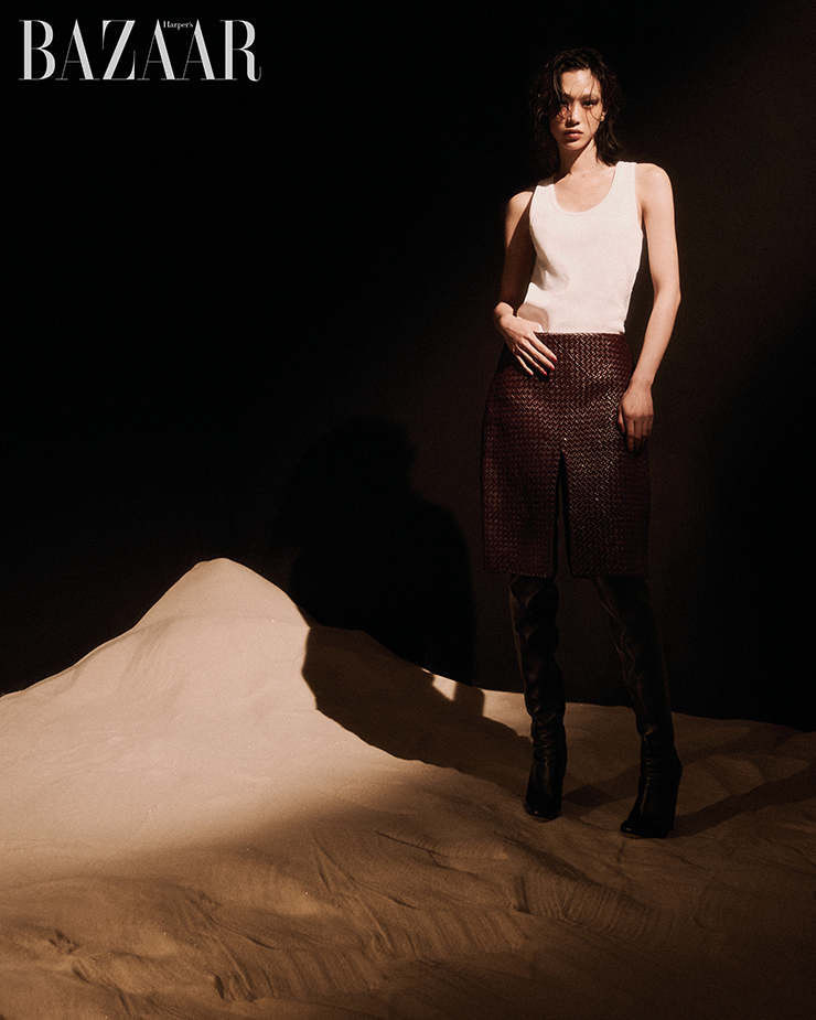 탱크톱, 레더 스커트, 사이하이 부츠는 모두 Bottega Veneta.
