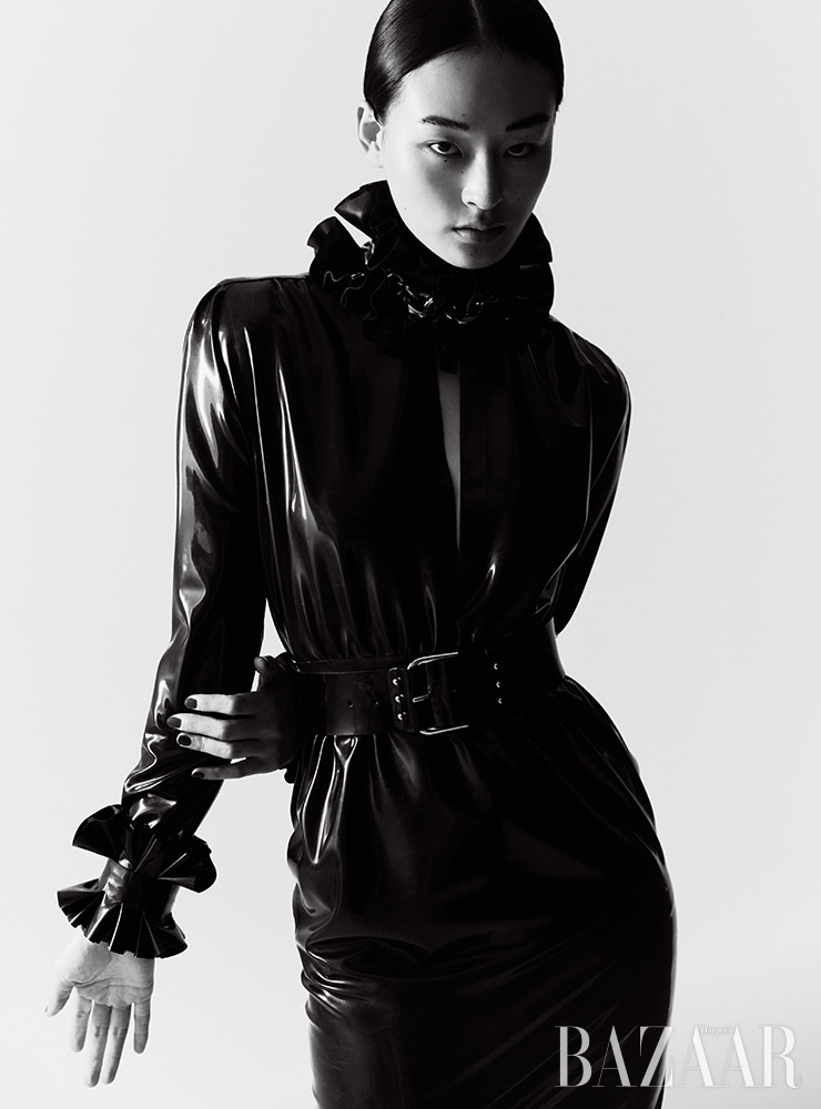 라텍스 소재 드레스, 체인 목걸이, 벨트는 모두 Saint Laurent by Anthony Vaccarello.