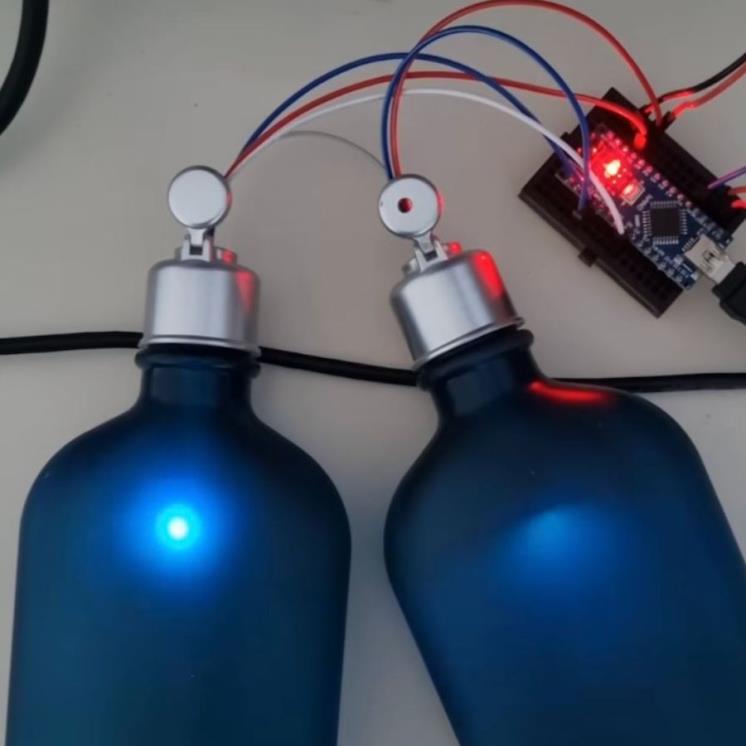 용기 내부에 조명을 설치해 스피커 소리에 반응하도록 만들었다.