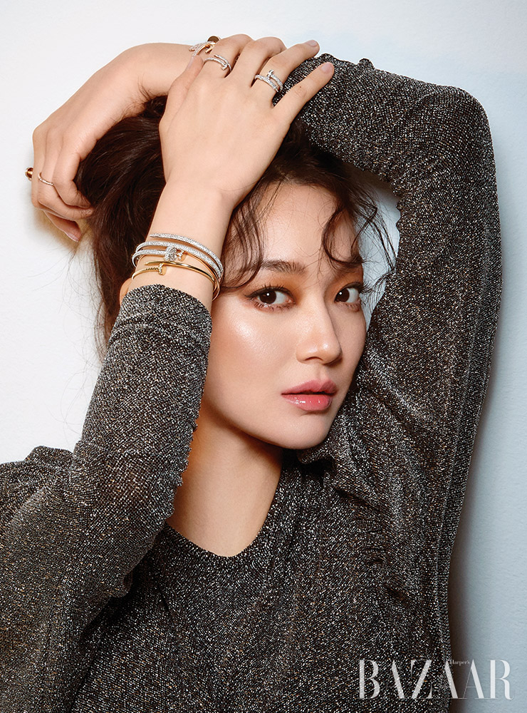양손에 착용한 브레이슬릿과 링은 모두 ‘저스트 앵 끌루’ 컬렉션으로 Cartier. 톱은 Isabel Marant. 