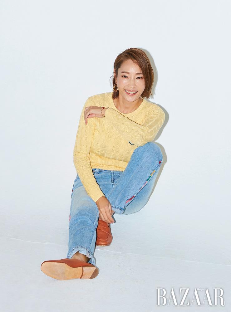  재킷은 Marni. 터틀넥은 Golden Goose. 팬츠는 Calvin Klein Jeans. 목걸이는 모두 Vintage Hollywood. 반지는 Pandora. 부츠는 Jimmy Choo. 