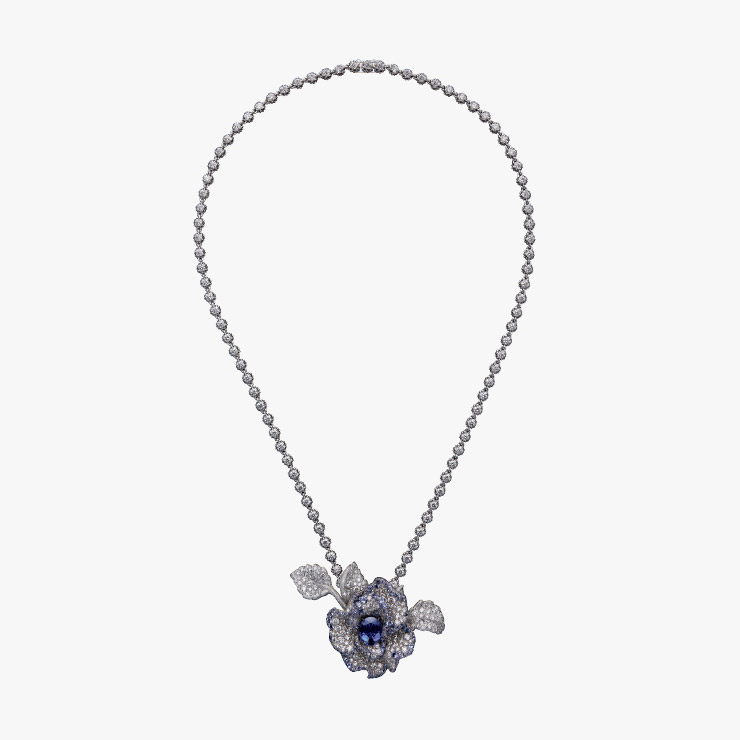 블루 사파이어가 세팅된 ‘디올 로즈’ 목걸이는 Dior Joaillerie.