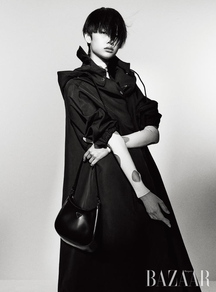 네이비 롱 코트, 리-나일론 드레스, 옐로 이너 톱, 블랙 프라다 ‘클레오’ 백은 모두 Prada.
