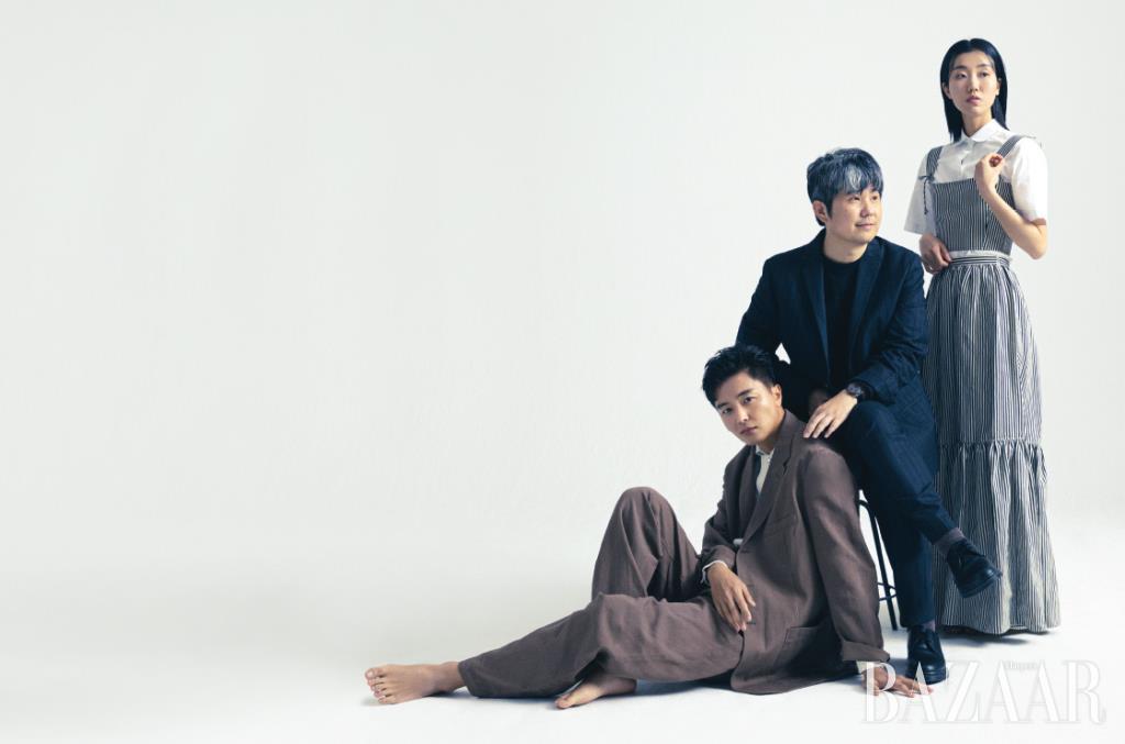연우진이 입은 루스한 재킷, 와이드 팬츠는 Lemaire. 니트 소재 셔츠는 Barrie.김종관이 입은 수트는 Cos. 슈즈는 Dr.Martens. 티셔츠는 스타일리스트 소장품. 이주영이 입은 화이트 반팔 셔츠, 스트라이프 슬리브리스 톱, 롱스커트는 모두 Dior. 